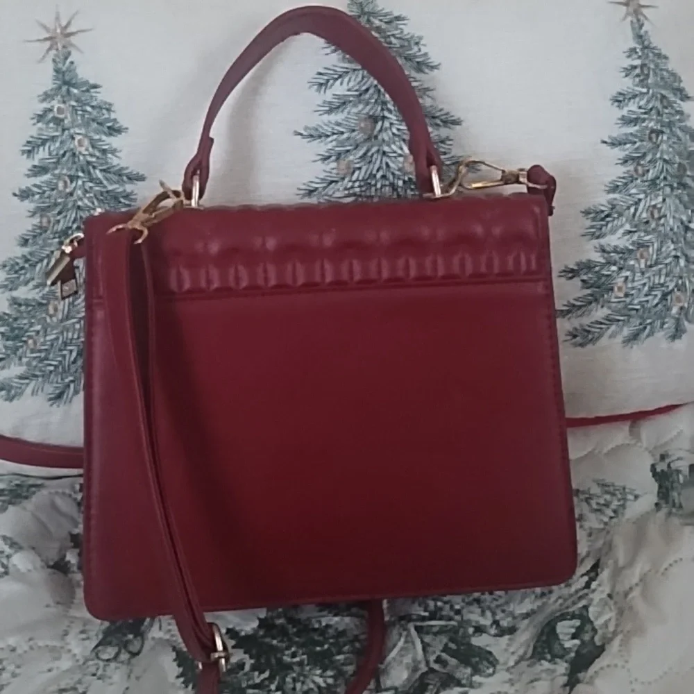 Luxurious Red Quilted Shoulder Bag - Picture 4 of 5